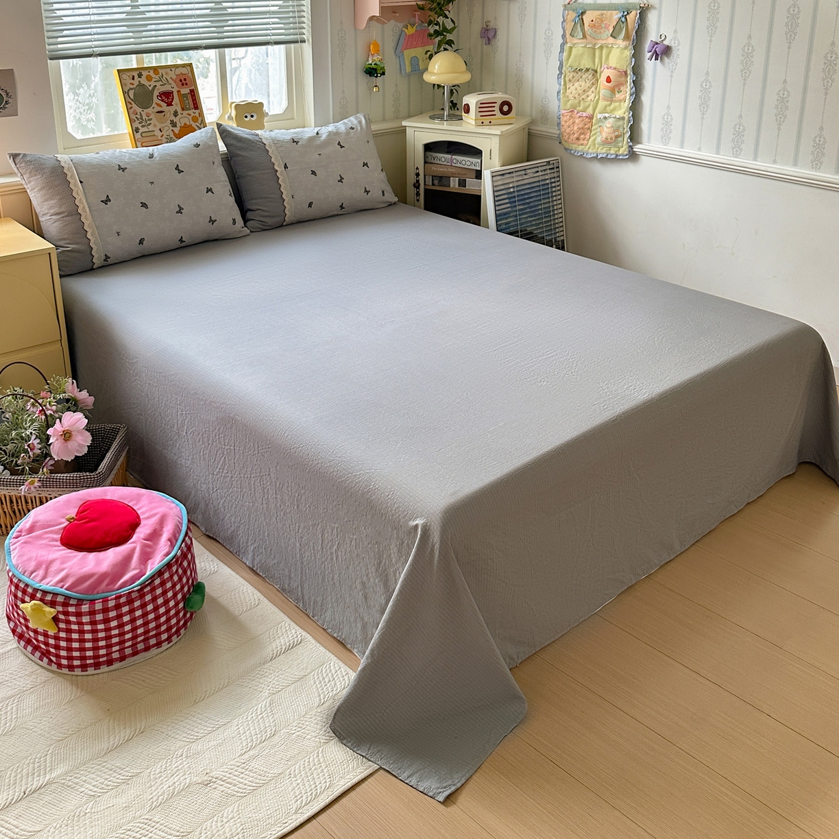 91家纺网 家纺一手货源 找家纺 水墨江南 2025新款云感皱皱纱全棉花边四件套场景一 花边款-蝴蝶灰