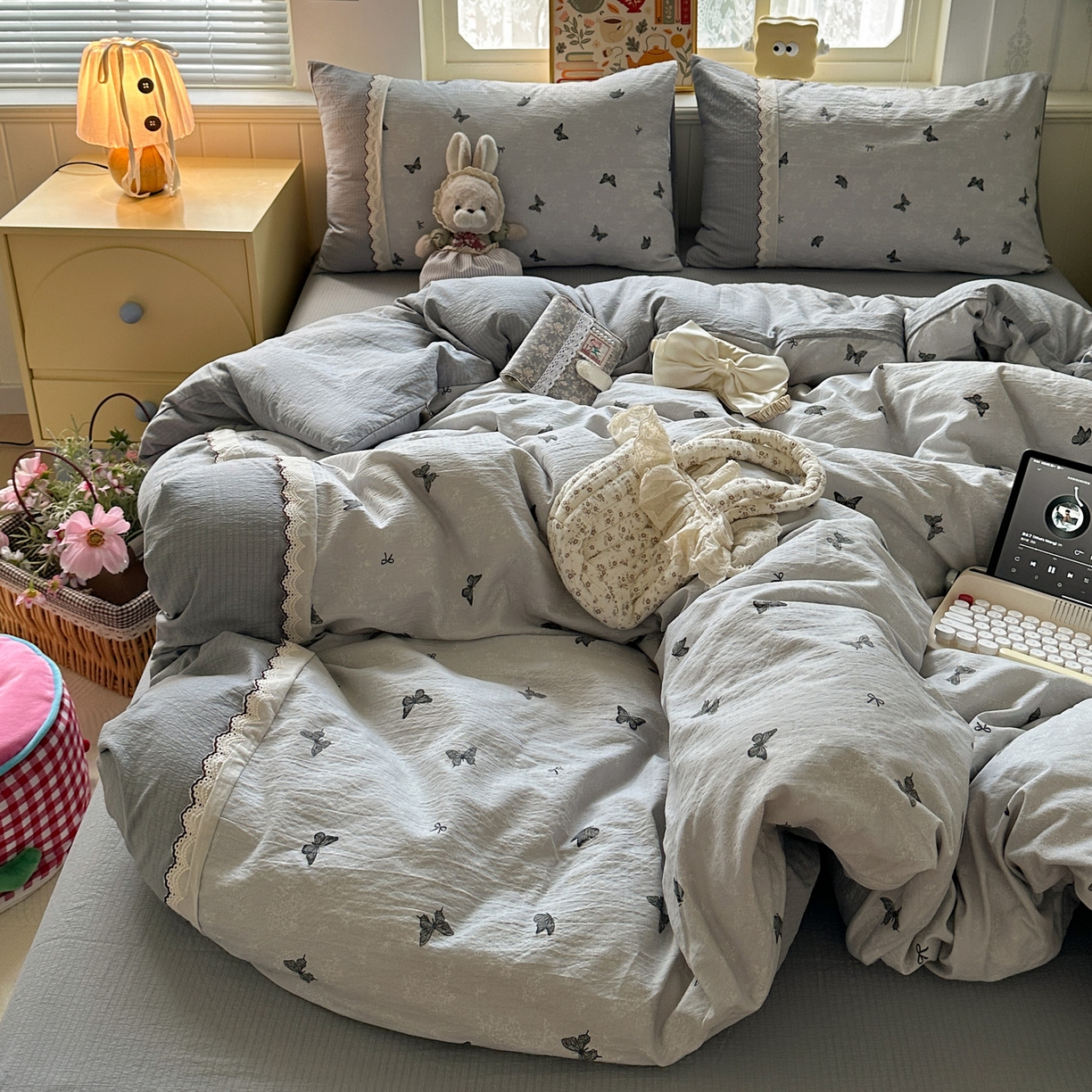 91家纺网 家纺一手货源 找家纺 水墨江南 2025新款云感皱皱纱全棉花边四件套场景一 花边款-蝴蝶灰