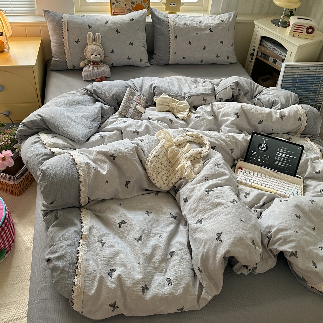 91家纺网 家纺一手货源 找家纺 水墨江南 2025新款云感皱皱纱全棉花边四件套场景一 花边款-蝴蝶灰