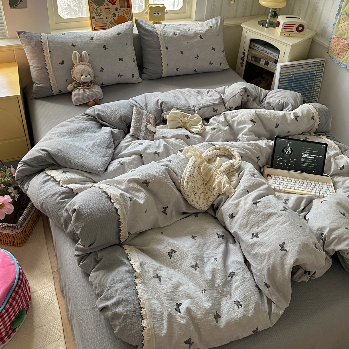 91家纺网 家纺一手货源 找家纺 水墨江南 2025新款云感皱皱纱全棉花边四件套场景一 花边款-蝴蝶灰