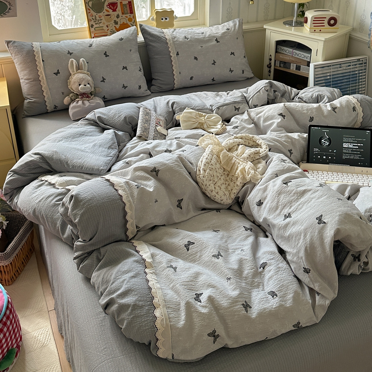 91家纺网 家纺一手货源 找家纺 水墨江南 2025新款云感皱皱纱全棉花边四件套场景一 花边款-蝴蝶灰