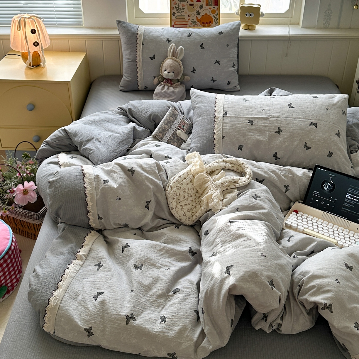 91家纺网 家纺一手货源 找家纺 水墨江南 2025新款云感皱皱纱全棉花边四件套场景一 花边款-蝴蝶灰