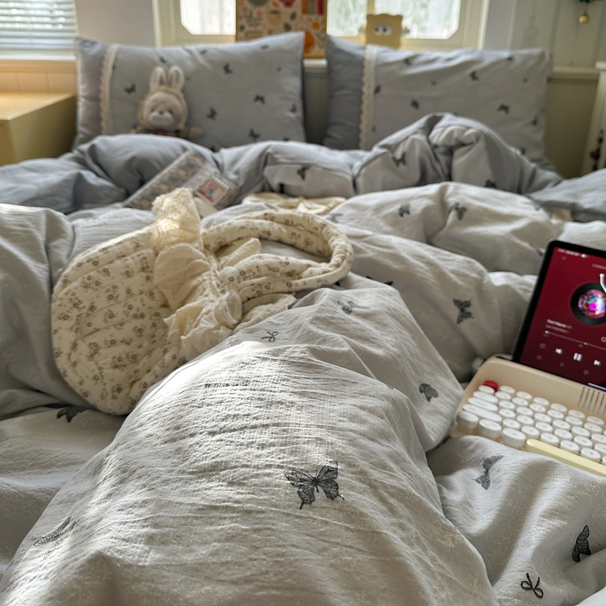 91家纺网 家纺一手货源 找家纺 水墨江南 2025新款云感皱皱纱全棉花边四件套场景一 花边款-蝴蝶灰