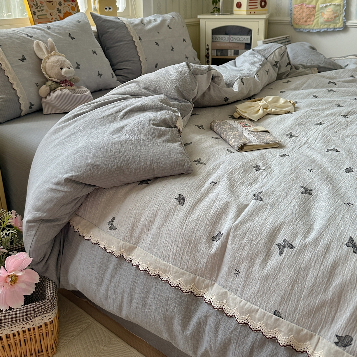 91家纺网 家纺一手货源 找家纺 水墨江南 2025新款云感皱皱纱全棉花边四件套场景一 花边款-蝴蝶灰