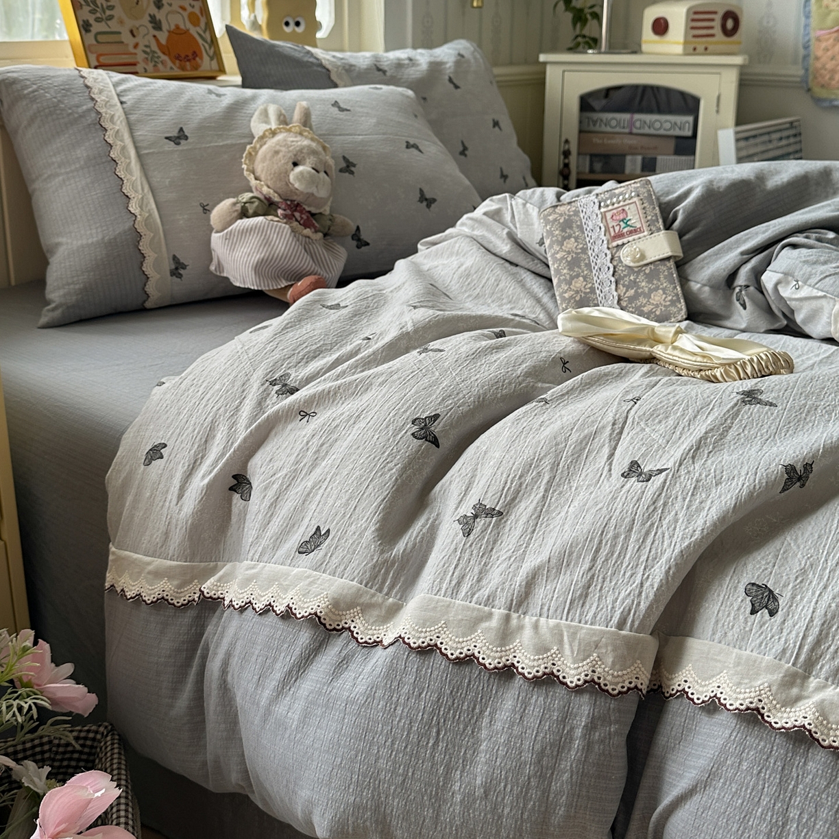 91家纺网 家纺一手货源 找家纺 水墨江南 2025新款云感皱皱纱全棉花边四件套场景一 花边款-蝴蝶灰