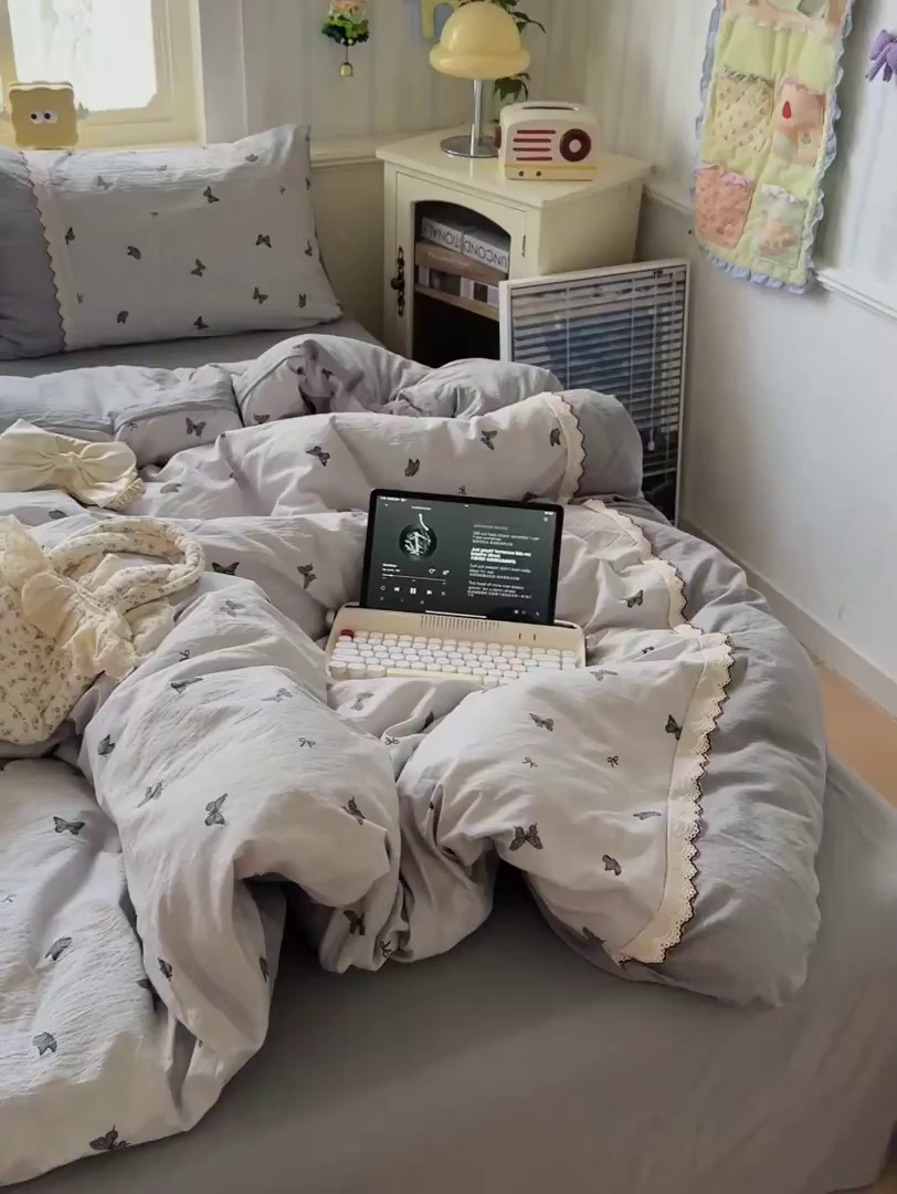 91家纺网 家纺一手货源 找家纺 水墨江南 2025新款云感皱皱纱全棉花边四件套场景一 花边款-蝴蝶灰