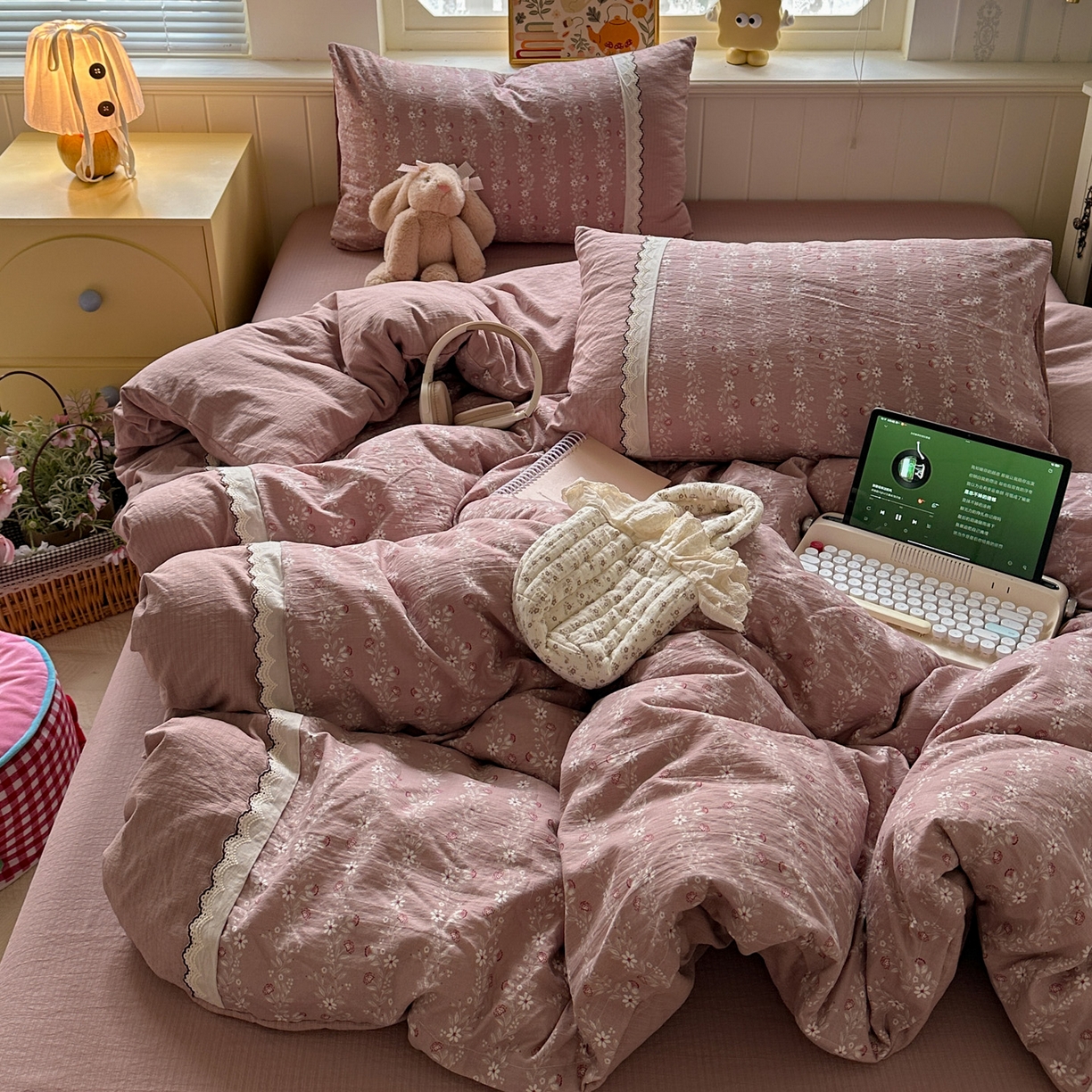 91家纺网 家纺一手货源 找家纺 水墨江南 2025新款云感皱皱纱全棉花边四件套场景一 花边款-花枝