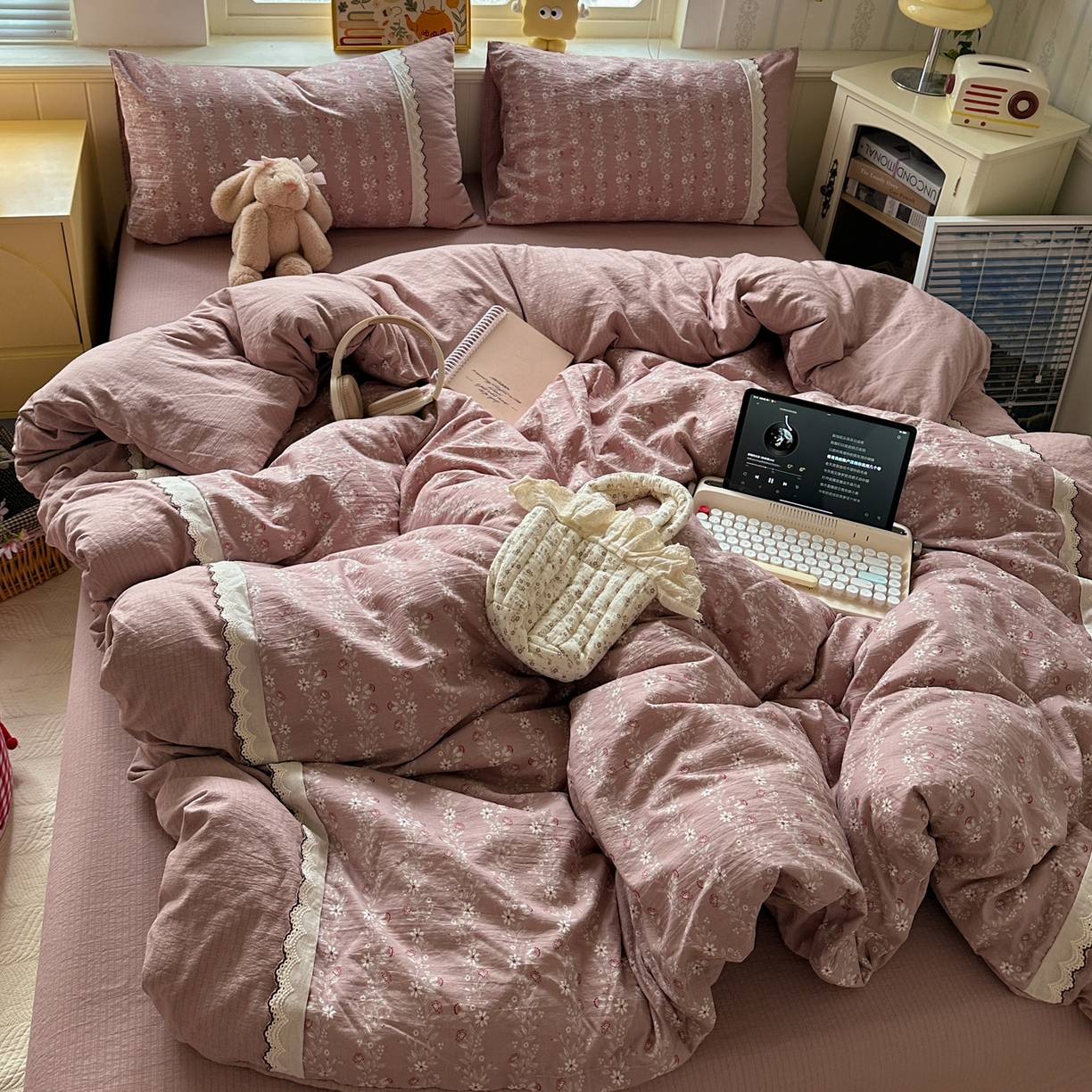 91家纺网 家纺一手货源 找家纺 水墨江南 2025新款云感皱皱纱全棉花边四件套场景一 花边款-花枝