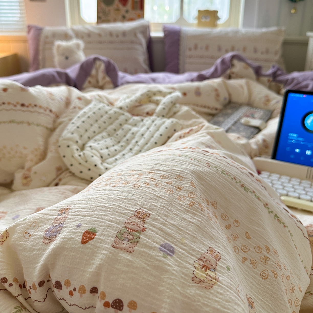 91家纺网 家纺一手货源 找家纺 水墨江南 2025新款云感皱皱纱全棉花边四件套场景一 花边款-快乐小兔