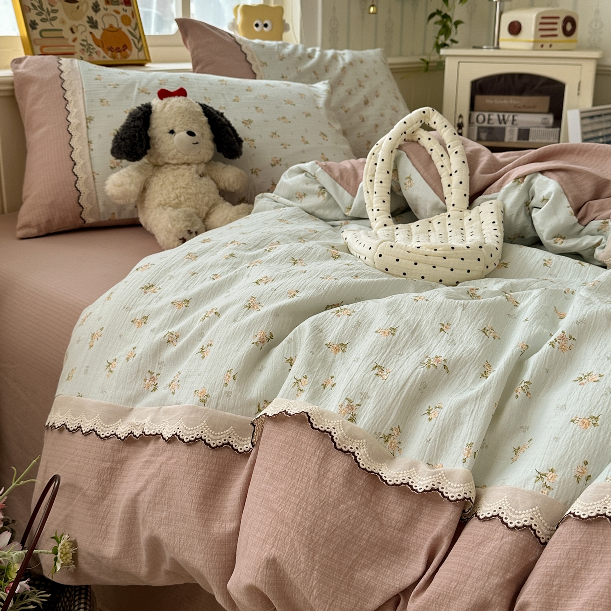 91家纺网 家纺一手货源 找家纺 水墨江南 2025新款云感皱皱纱全棉花边四件套场景一 花边款-铃兰花