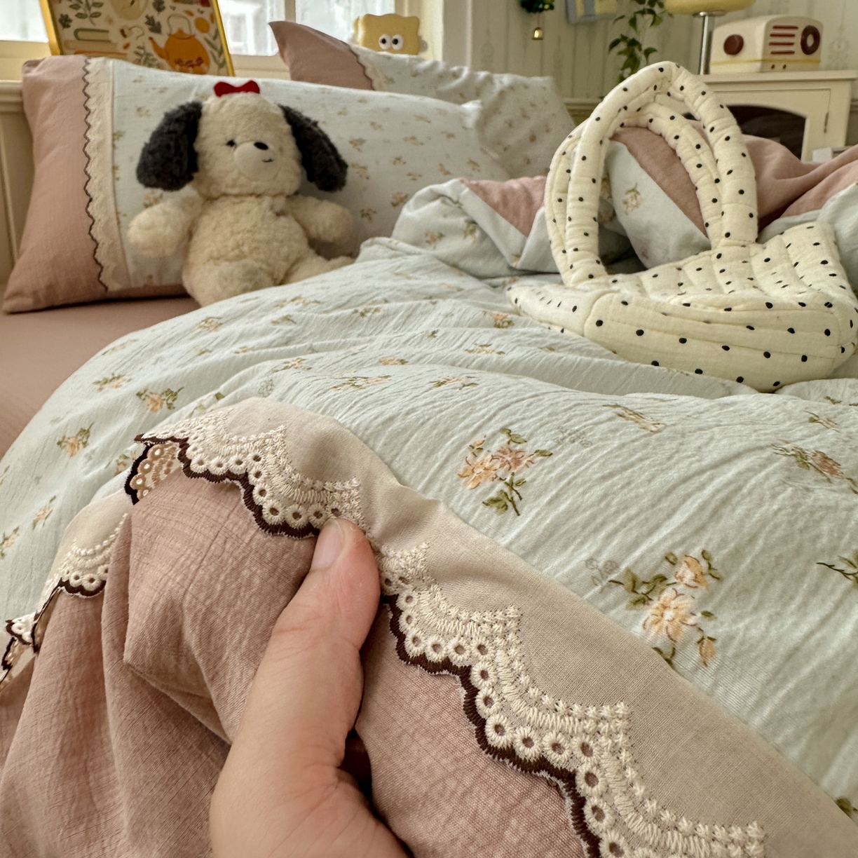 91家纺网 家纺一手货源 找家纺 水墨江南 2025新款云感皱皱纱全棉花边四件套场景一 花边款-铃兰花