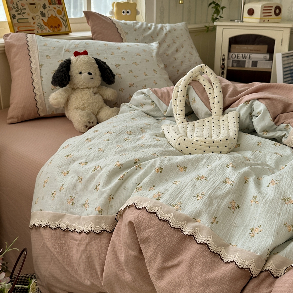 91家纺网 家纺一手货源 找家纺 水墨江南 2025新款云感皱皱纱全棉花边四件套场景一 花边款-铃兰花