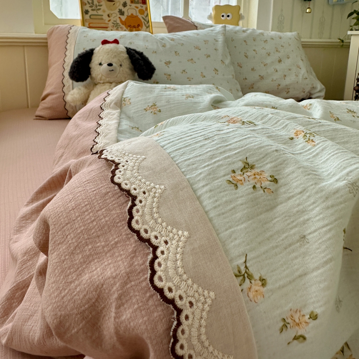 91家纺网 家纺一手货源 找家纺 水墨江南 2025新款云感皱皱纱全棉花边四件套场景一 花边款-铃兰花