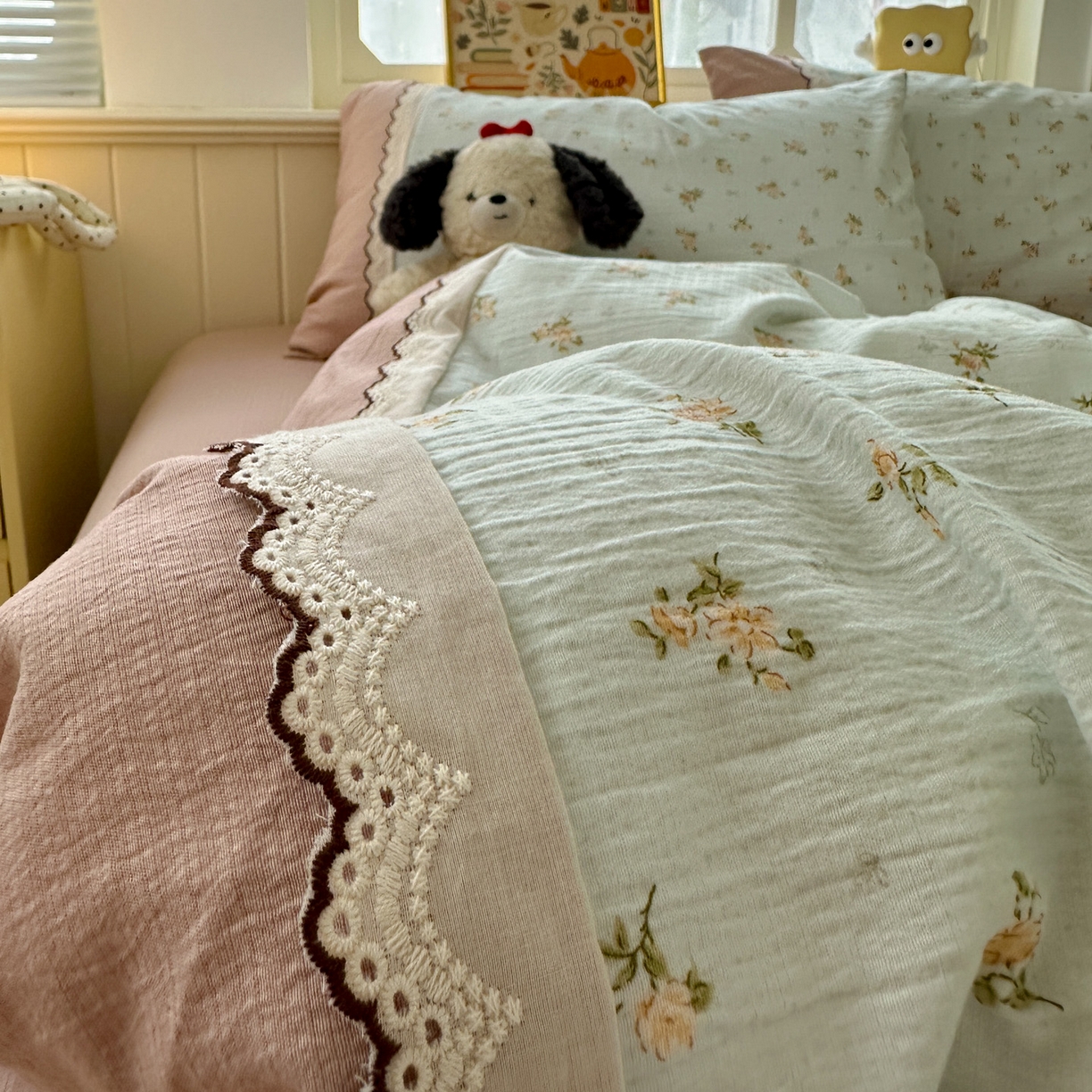 91家纺网 家纺一手货源 找家纺 水墨江南 2025新款云感皱皱纱全棉花边四件套场景一 花边款-铃兰花