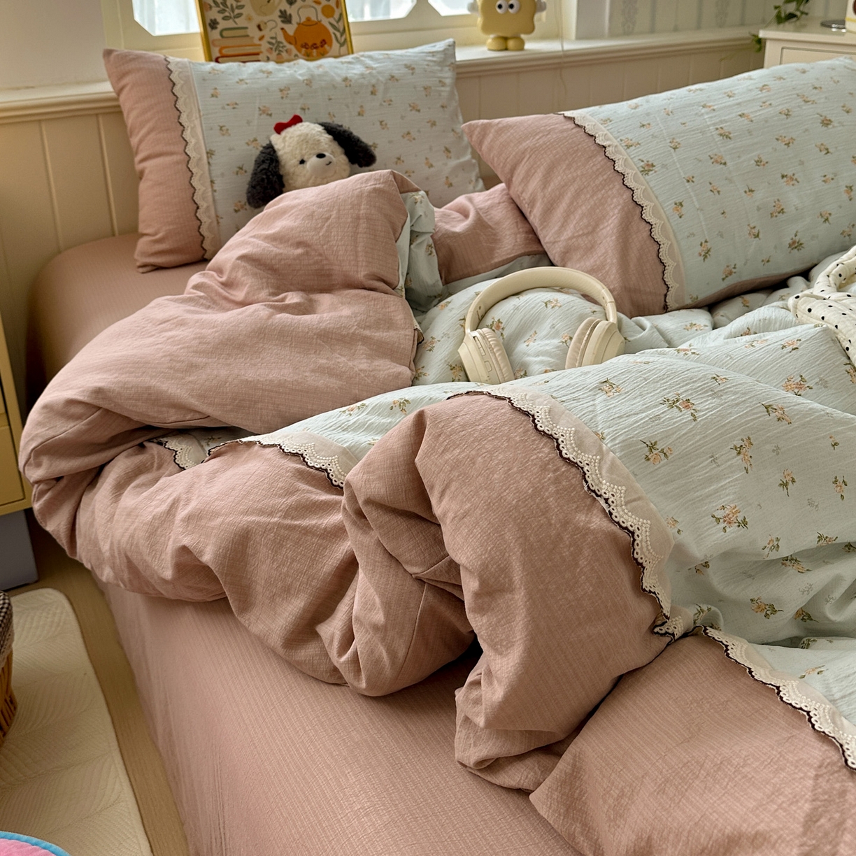 91家纺网 家纺一手货源 找家纺 水墨江南 2025新款云感皱皱纱全棉花边四件套场景一 花边款-铃兰花