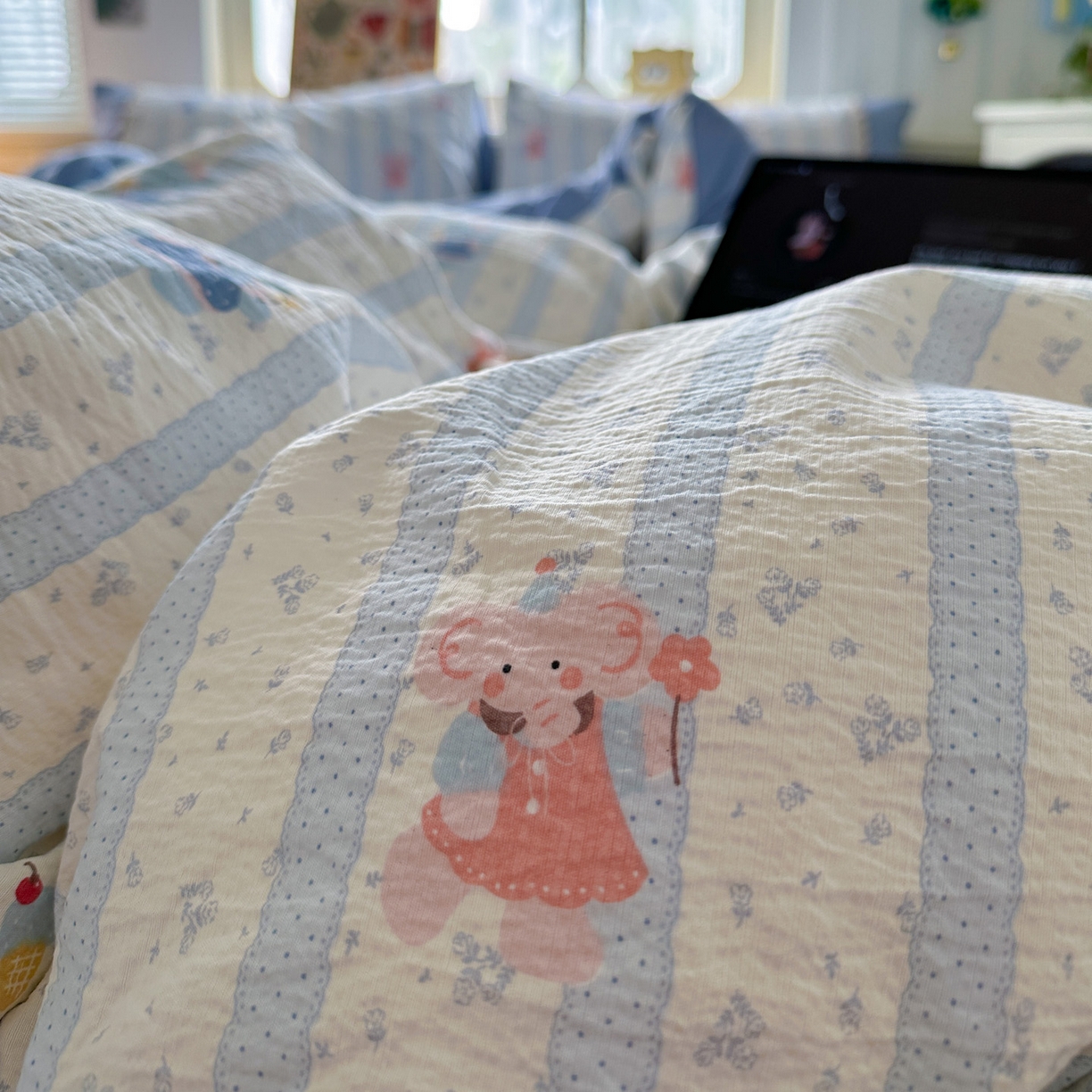 91家纺网 家纺一手货源 找家纺 水墨江南 2025新款云感皱皱纱全棉花边四件套场景一 花边款-绒绒象