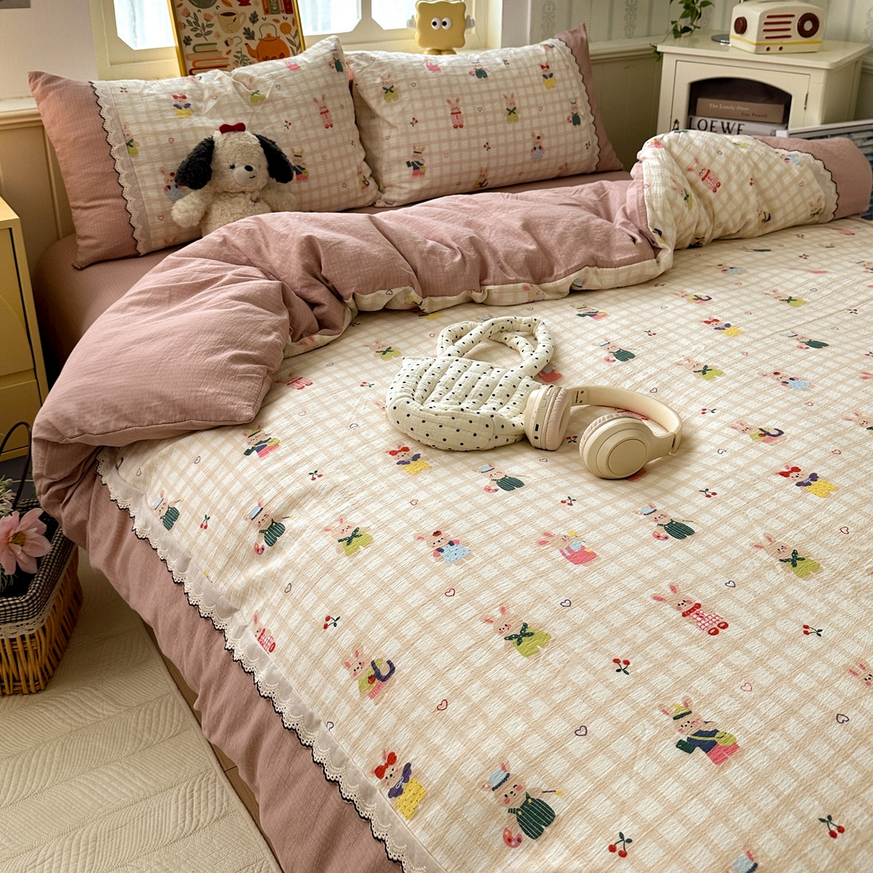 91家纺网 家纺一手货源 找家纺 水墨江南 2025新款云感皱皱纱全棉花边四件套场景一 花边款-兔宝宝