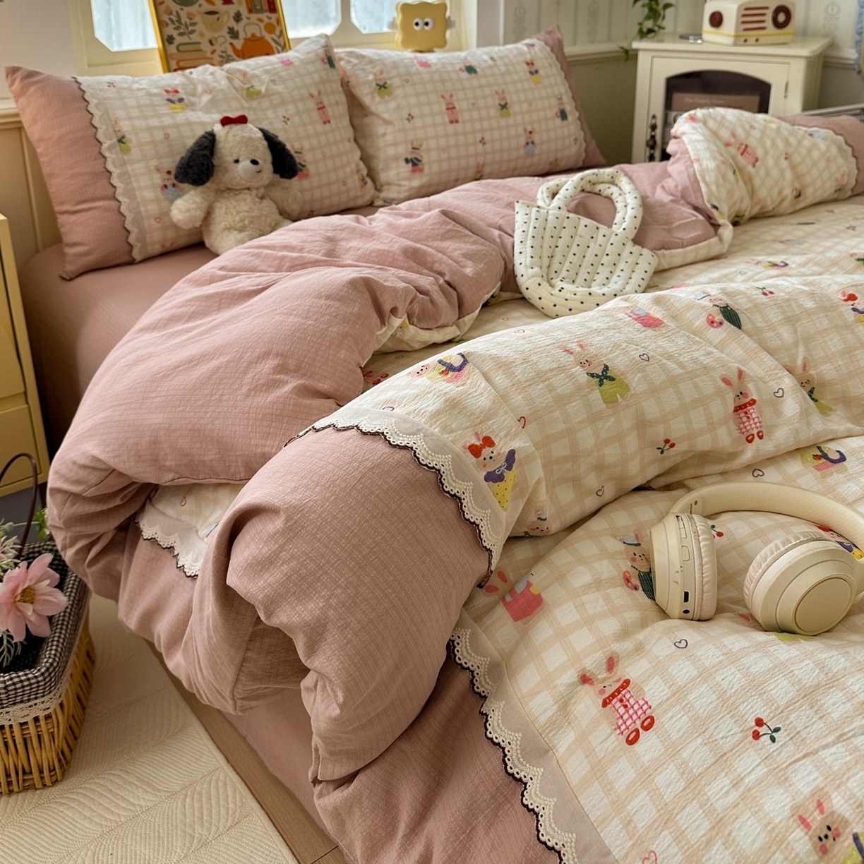 91家纺网 家纺一手货源 找家纺 水墨江南 2025新款云感皱皱纱全棉花边四件套场景一 花边款-兔宝宝