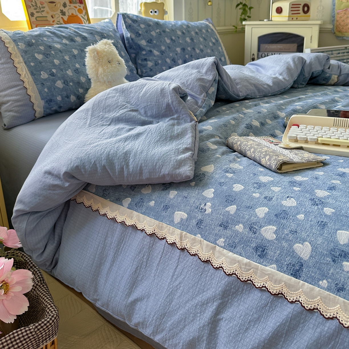 91家纺网 家纺一手货源 找家纺 水墨江南 2025新款云感皱皱纱全棉花边四件套场景一 花边款-小确幸