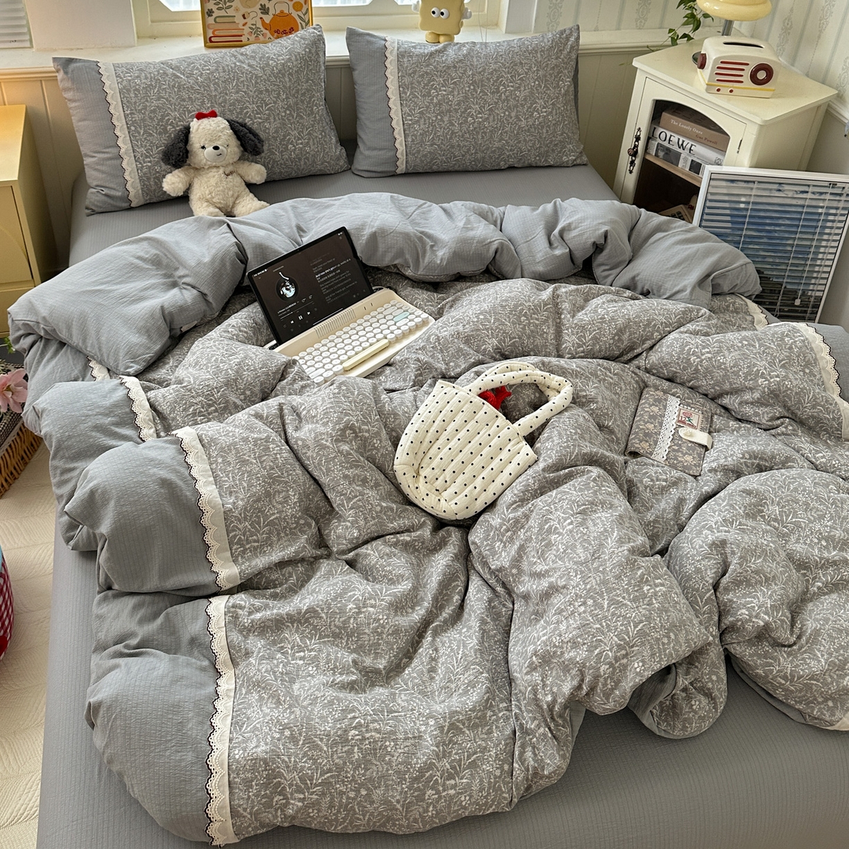 91家纺网 家纺一手货源 找家纺 水墨江南 2025新款云感皱皱纱全棉花边四件套场景一 花边款-枝蔓