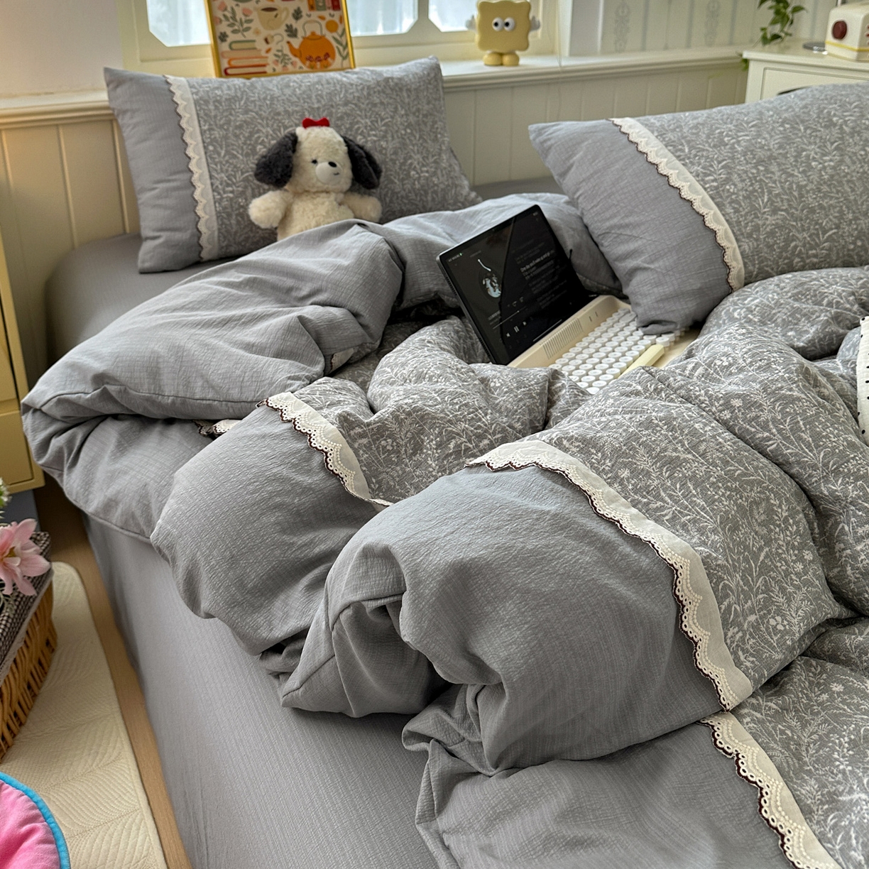 91家纺网 家纺一手货源 找家纺 水墨江南 2025新款云感皱皱纱全棉花边四件套场景一 花边款-枝蔓