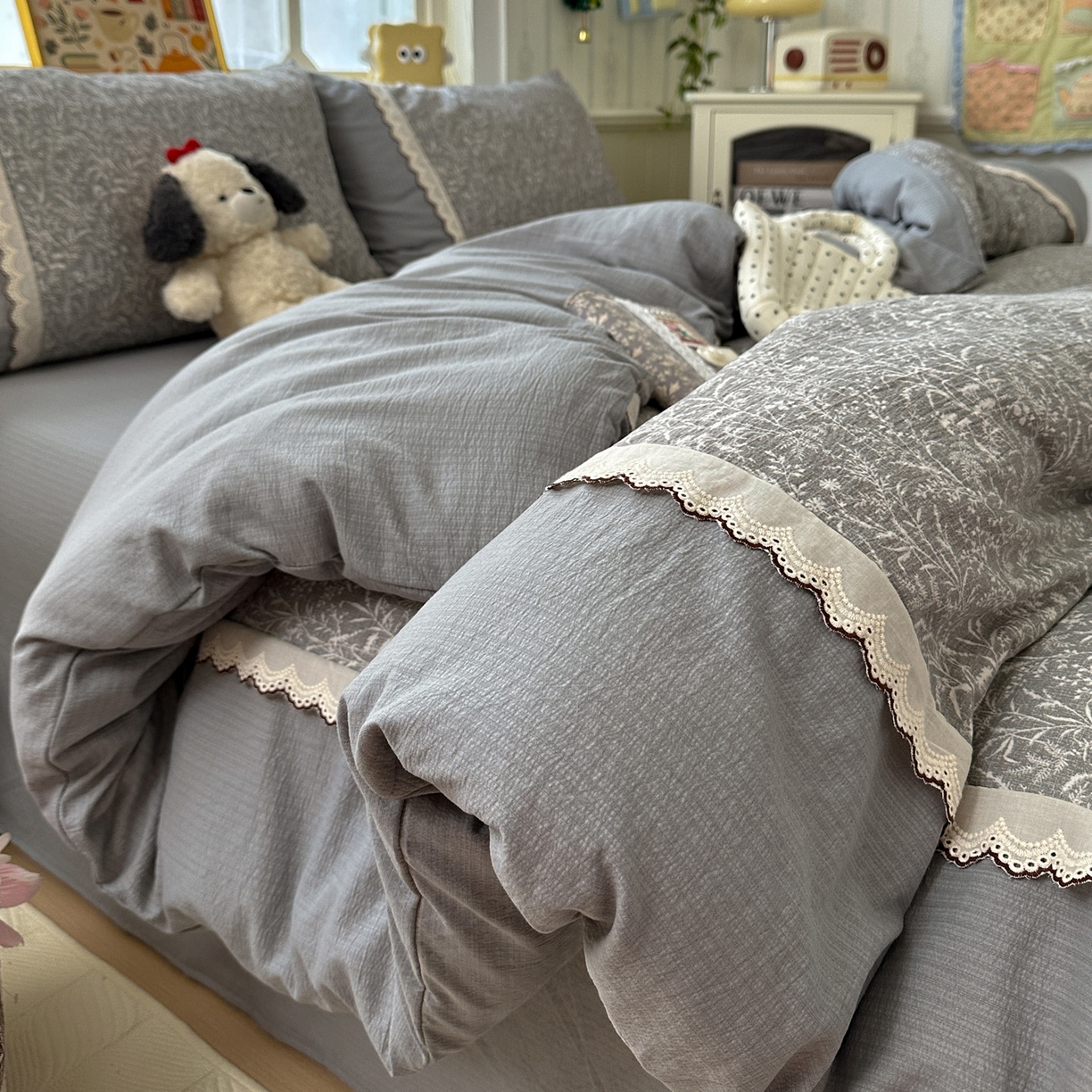 91家纺网 家纺一手货源 找家纺 水墨江南 2025新款云感皱皱纱全棉花边四件套场景一 花边款-枝蔓