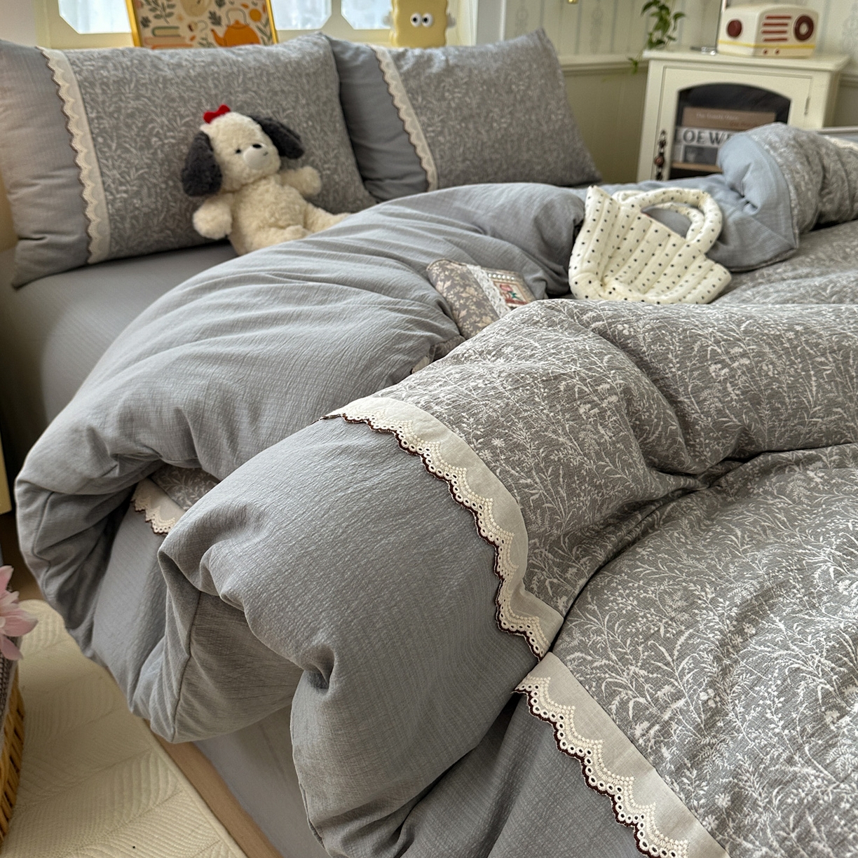 91家纺网 家纺一手货源 找家纺 水墨江南 2025新款云感皱皱纱全棉花边四件套场景一 花边款-枝蔓