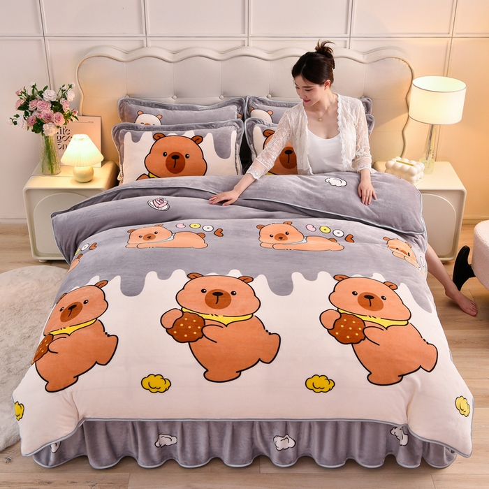 91家纺网 家纺一手货源 找家纺 绒宴2025新230克特厚款印花牛奶绒单被套法莱绒金貂被套单件 萌豚卡皮