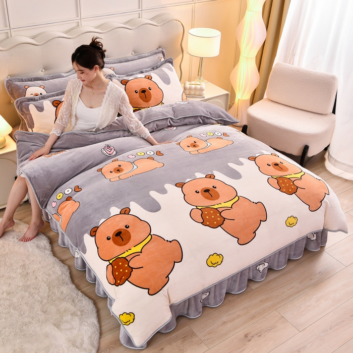 91家纺网 家纺一手货源 找家纺 绒宴2025新230克特厚款印花牛奶绒单被套法莱绒金貂被套单件 萌豚卡皮