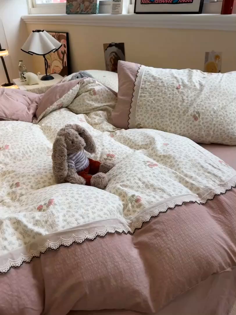 91家纺网 家纺一手货源 找家纺 （总）水墨江南 2025新款云感皱皱纱全棉花边四件套-场景二