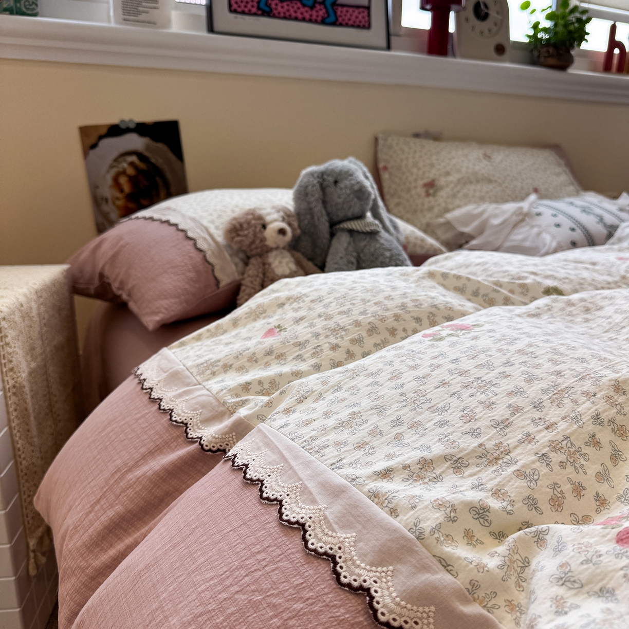 91家纺网 家纺一手货源 找家纺 （总）水墨江南 2025新款云感皱皱纱全棉花边四件套-场景二