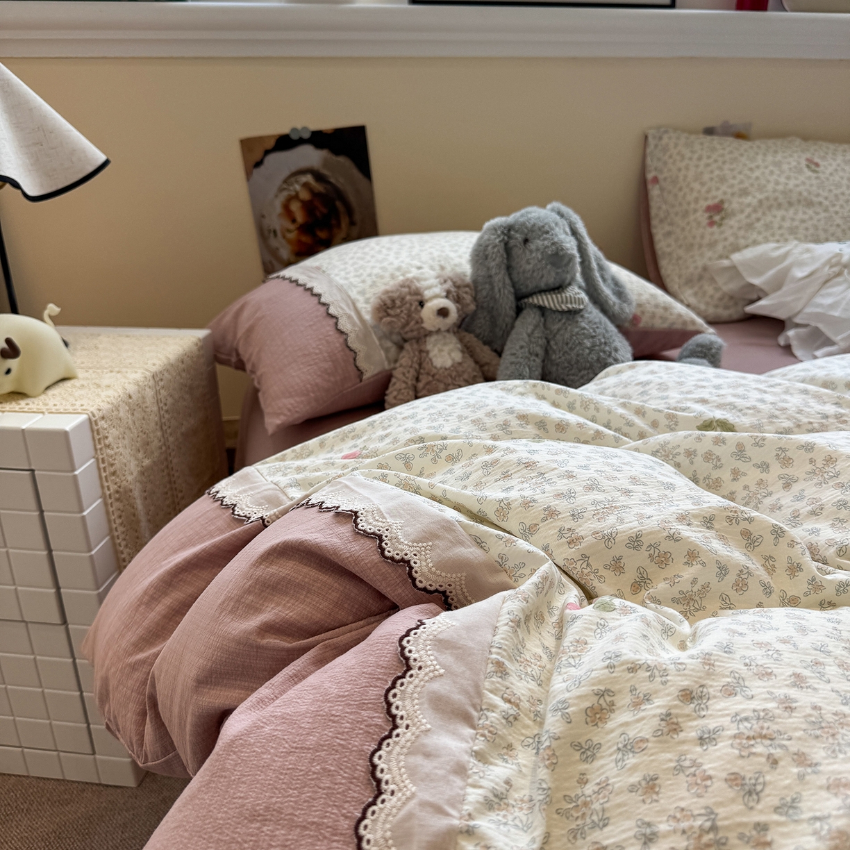 91家纺网 家纺一手货源 找家纺 （总）水墨江南 2025新款云感皱皱纱全棉花边四件套-场景二