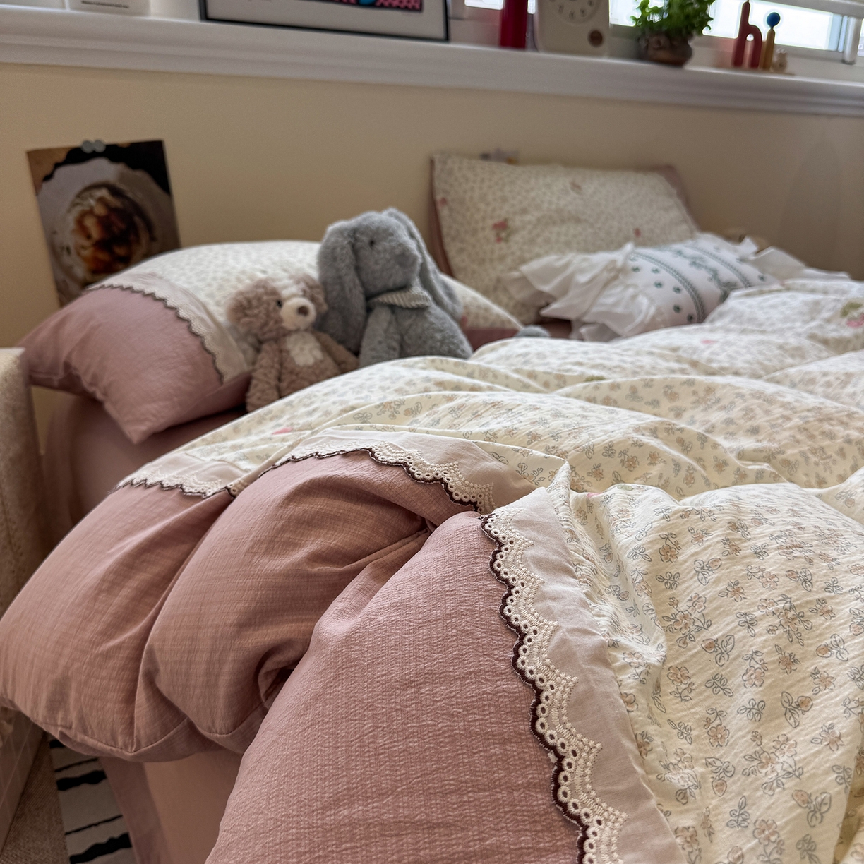 91家纺网 家纺一手货源 找家纺 （总）水墨江南 2025新款云感皱皱纱全棉花边四件套-场景二