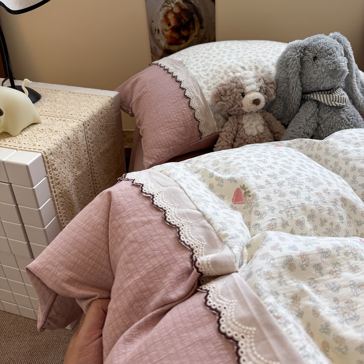 91家纺网 家纺一手货源 找家纺 （总）水墨江南 2025新款云感皱皱纱全棉花边四件套-场景二