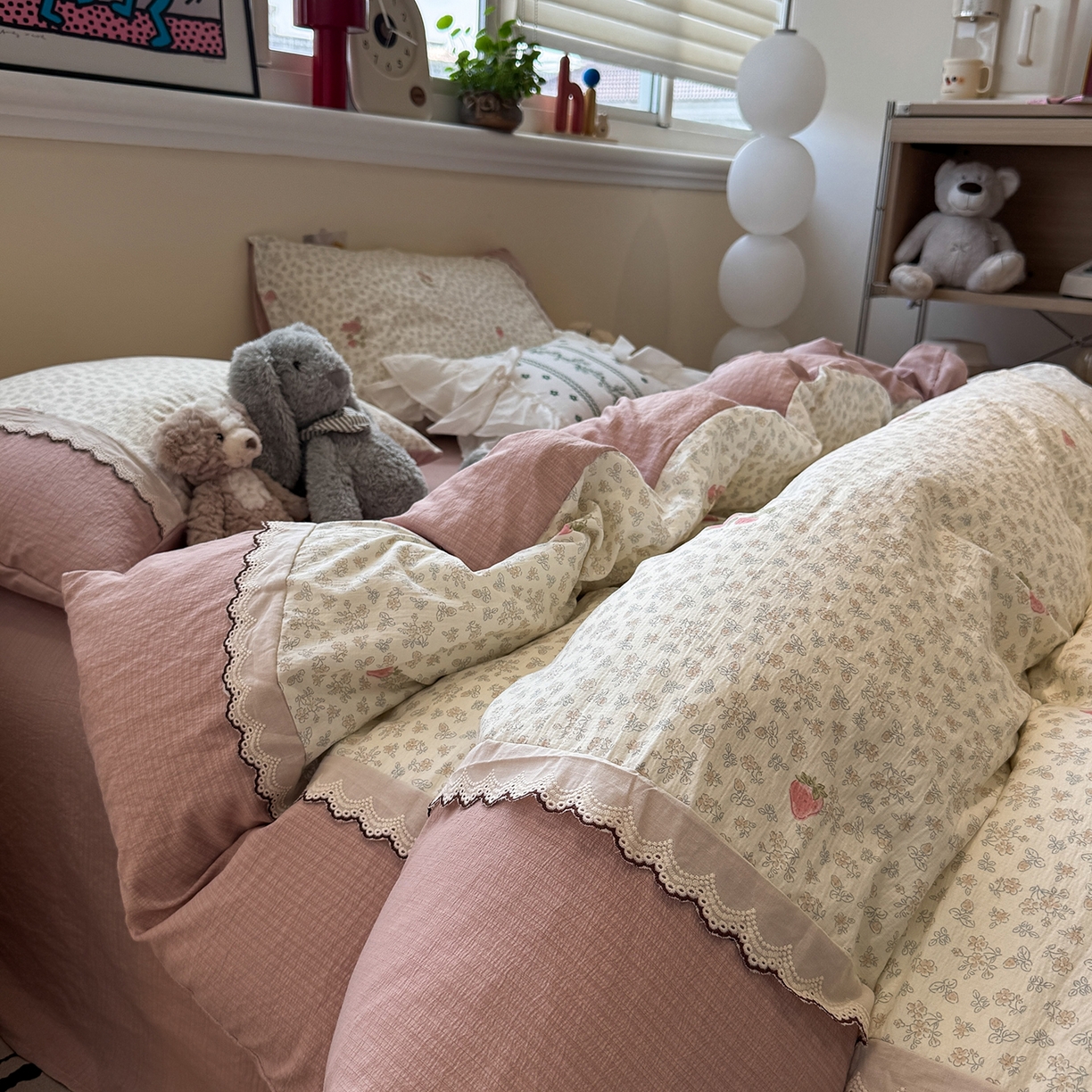 91家纺网 家纺一手货源 找家纺 （总）水墨江南 2025新款云感皱皱纱全棉花边四件套-场景二