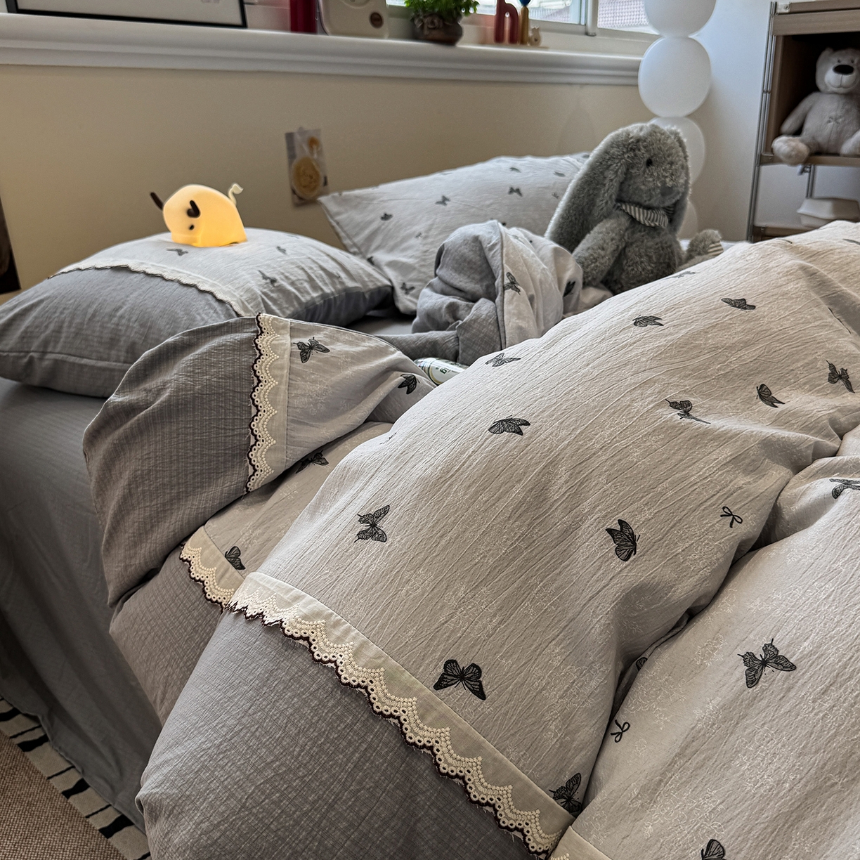 91家纺网 家纺一手货源 找家纺 （总）水墨江南 2025新款云感皱皱纱全棉花边四件套-场景二