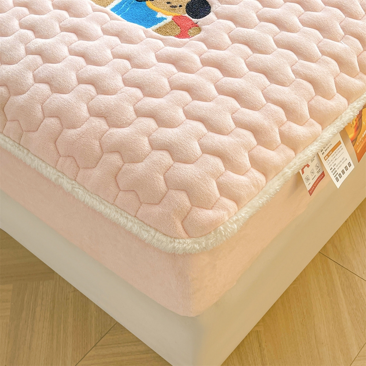 91家纺网 家纺一手货源 找家纺 （总）雯豆家纺 2025新款刺绣牛奶绒夹棉床笠绣花款卡通床笠三件套