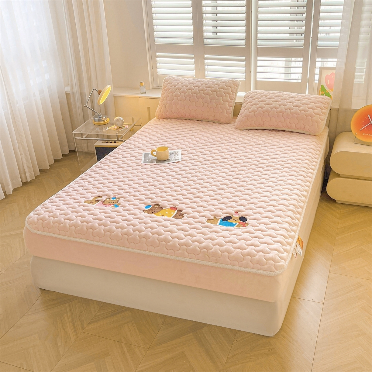 91家纺网 家纺一手货源 找家纺 （总）雯豆家纺 2025新款刺绣牛奶绒夹棉床笠绣花款卡通床笠三件套