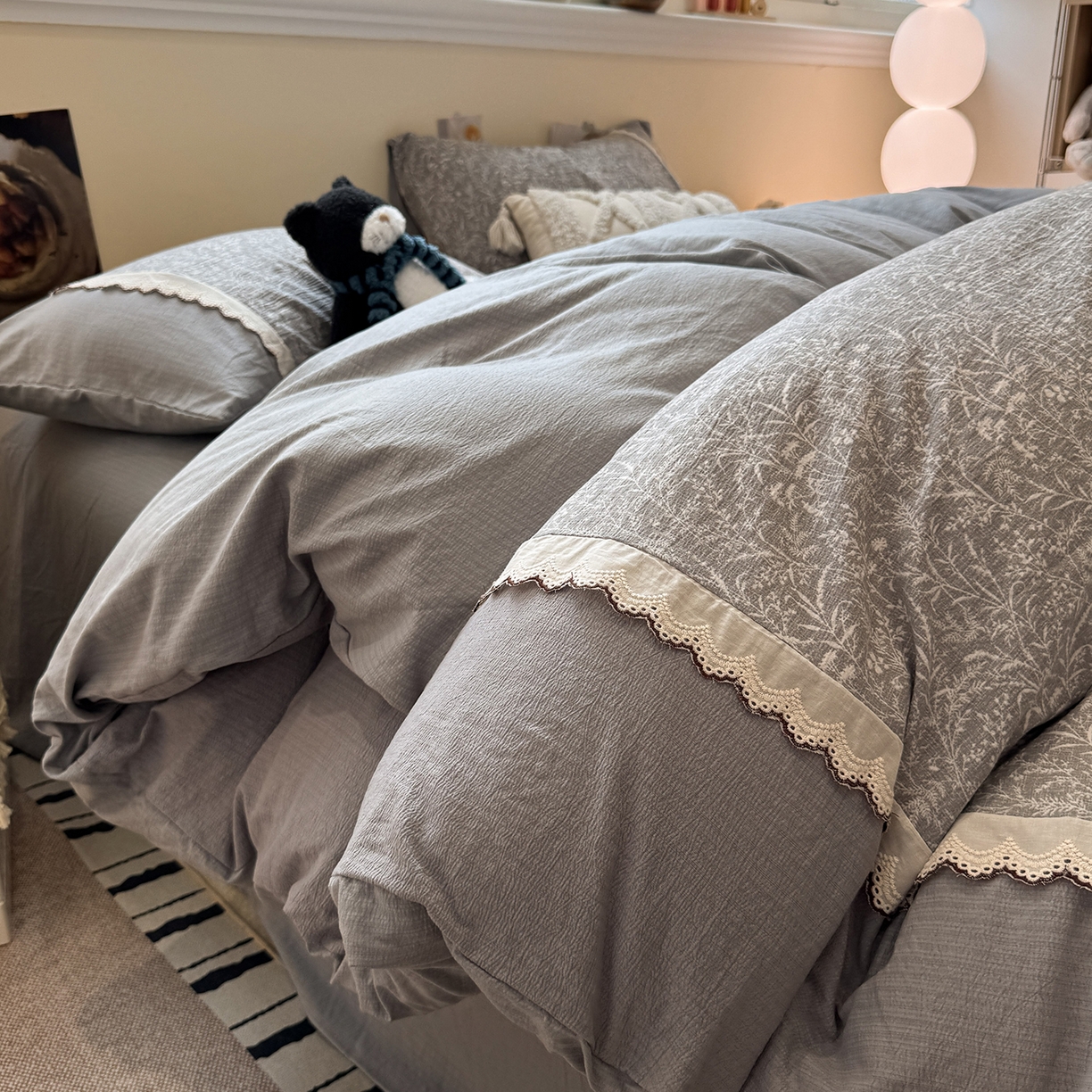 91家纺网 家纺一手货源 找家纺 （总）水墨江南 2025新款云感皱皱纱全棉花边四件套-场景二