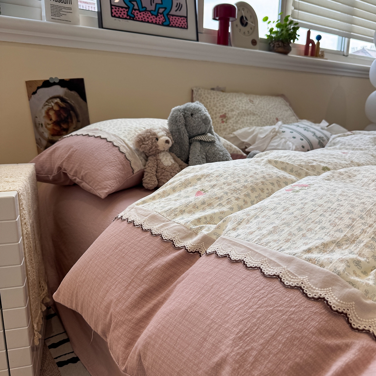 91家纺网 家纺一手货源 找家纺 水墨江南 2025新款云感皱皱纱全棉花边四件套-场景二 花边款-花间玫瑰