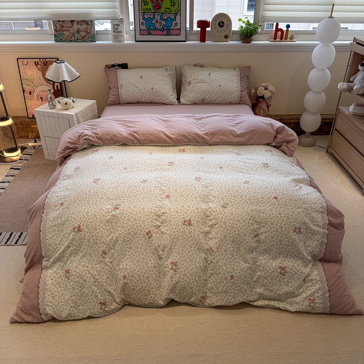 91家纺网 家纺一手货源 找家纺 水墨江南 2025新款云感皱皱纱全棉花边四件套-场景二 花边款-花间玫瑰