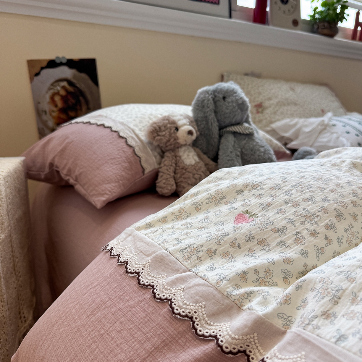 91家纺网 家纺一手货源 找家纺 水墨江南 2025新款云感皱皱纱全棉花边四件套-场景二 花边款-花间玫瑰