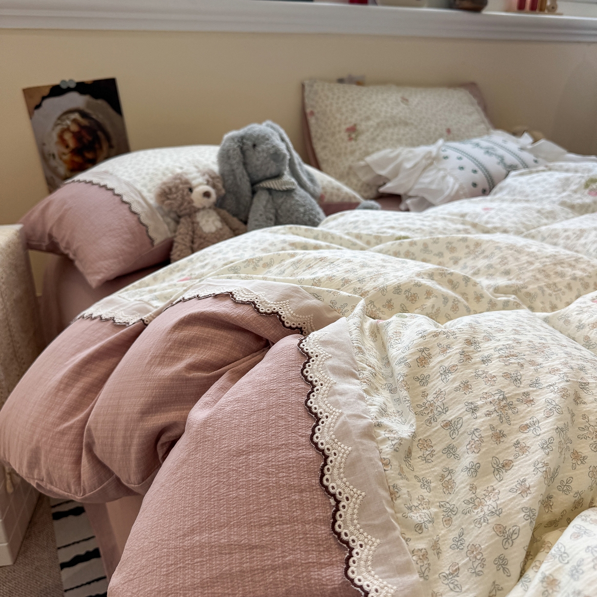 91家纺网 家纺一手货源 找家纺 水墨江南 2025新款云感皱皱纱全棉花边四件套-场景二 花边款-花间玫瑰