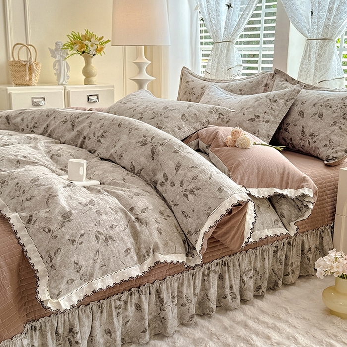 91家纺网 家纺一手货源 找家纺 韩约家纺 2025新款全棉纯棉镂空双色刺绣花边法式床盖款棉麻四件套 梵婷