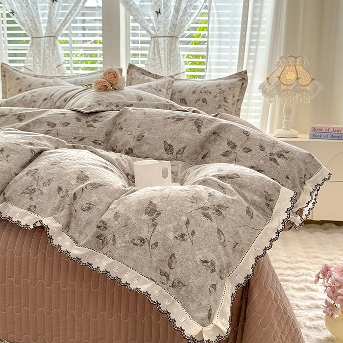 91家纺网 家纺一手货源 找家纺 韩约家纺 2025新款全棉纯棉镂空双色刺绣花边法式床盖款棉麻四件套 梵婷