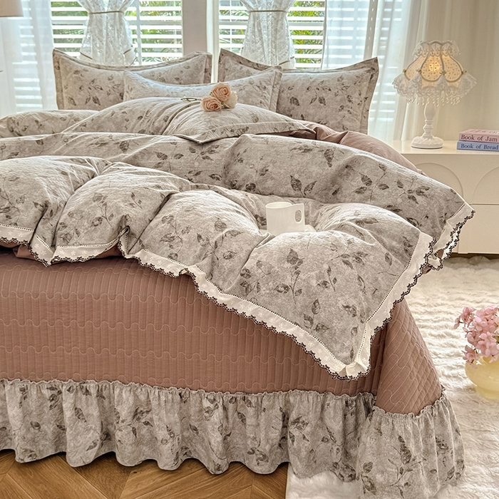 91家纺网 家纺一手货源 找家纺 韩约家纺 2025新款全棉纯棉镂空双色刺绣花边法式床盖款棉麻四件套 梵婷