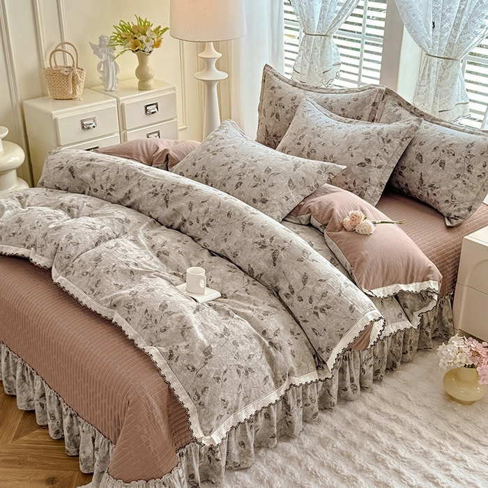 91家纺网 家纺一手货源 找家纺 韩约家纺 2025新款全棉纯棉镂空双色刺绣花边法式床盖款棉麻四件套 梵婷