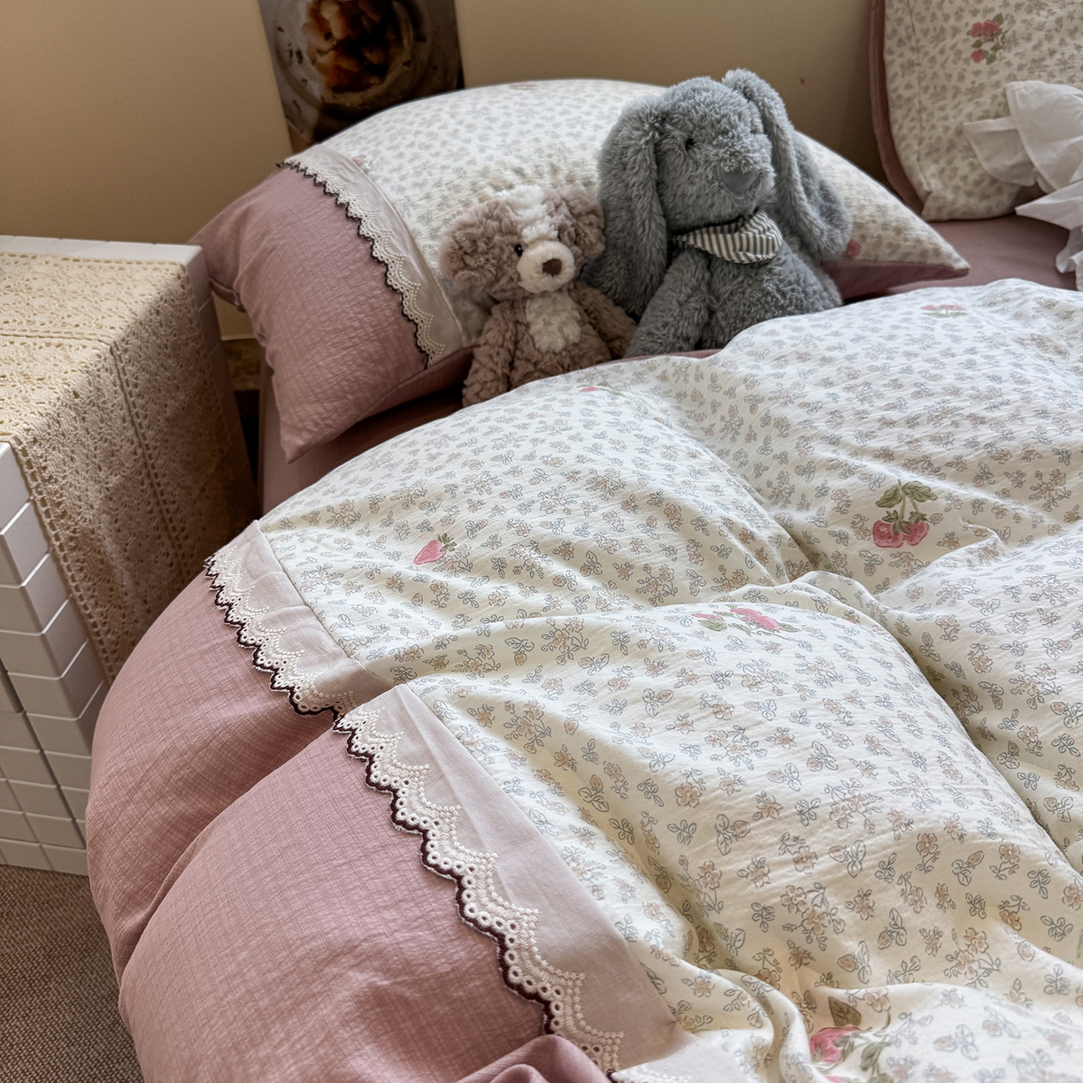 91家纺网 家纺一手货源 找家纺 水墨江南 2025新款云感皱皱纱全棉花边四件套-场景二 花边款-花间玫瑰