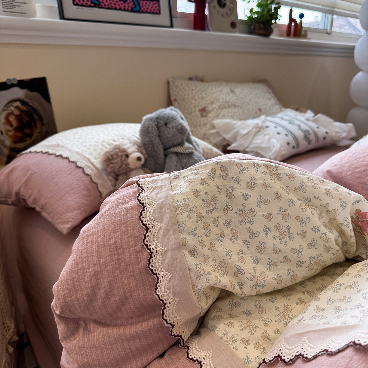 91家纺网 家纺一手货源 找家纺 水墨江南 2025新款云感皱皱纱全棉花边四件套-场景二 花边款-花间玫瑰