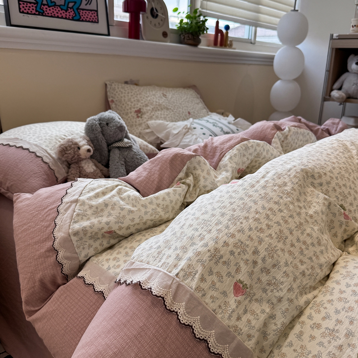 91家纺网 家纺一手货源 找家纺 水墨江南 2025新款云感皱皱纱全棉花边四件套-场景二 花边款-花间玫瑰